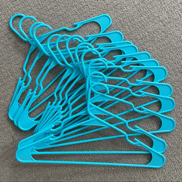 12x Plastic Turquoise Hangers